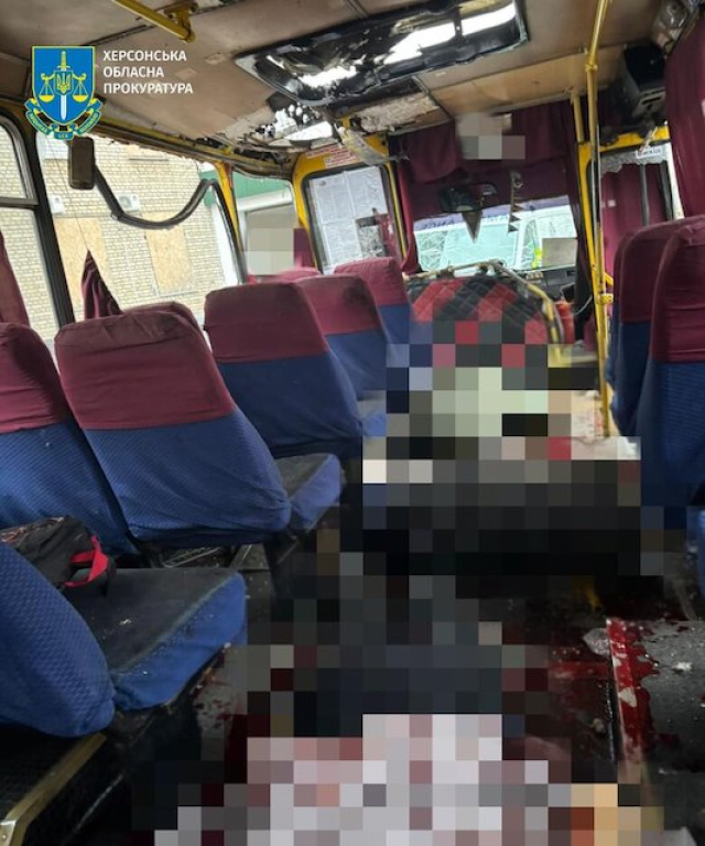 Вражеский ударный беспилотник атаковал маршрутный автобус в Херсоне