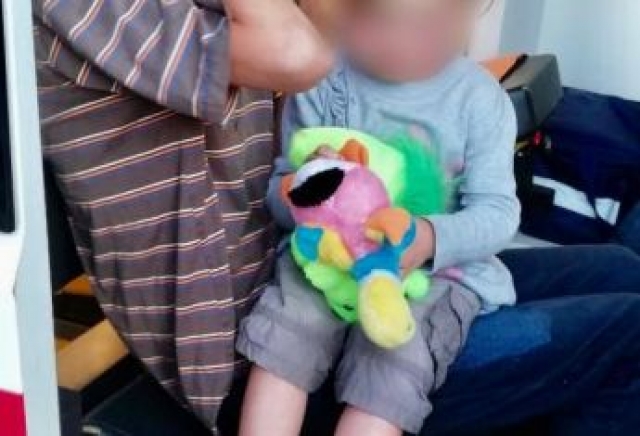 Молодая женщина бросила трехлетнюю девочку на старого и пьющего деда