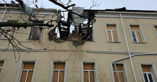 В Херсоне вражеский снаряд попал в учебное заведение