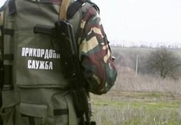Россияне маскируют тяжелую технику на админгранице 
