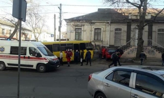 Во время столкновения с автобусом серьезно пострадал водитель «Mitsubishi Galant»