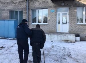 Сотрудники полиции спасли бродягу от смерти