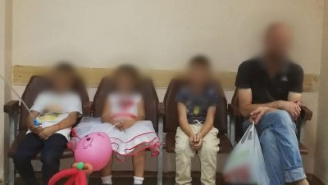 Пьяные родители гуляли ночью с маленькими детьми