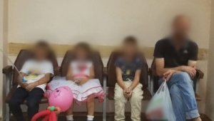Пьяные родители гуляли ночью с маленькими детьми