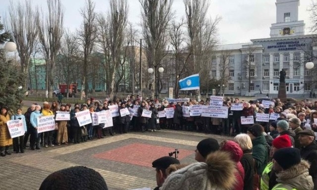 В Херсоне прошла акция протеста против закрытия библиотек