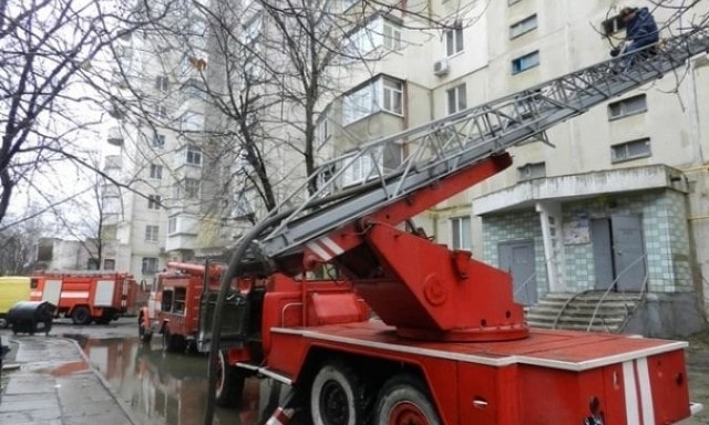 Пожарные три часа тушили пожар в многоэтажном доме