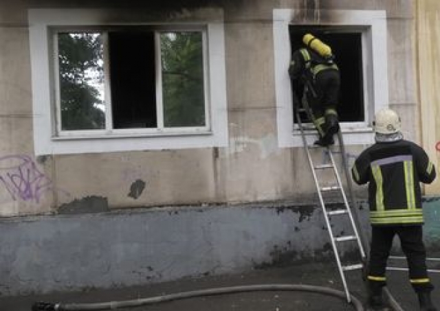 Во время пожара в 5-этажном доме пожарные спасли двух девочек