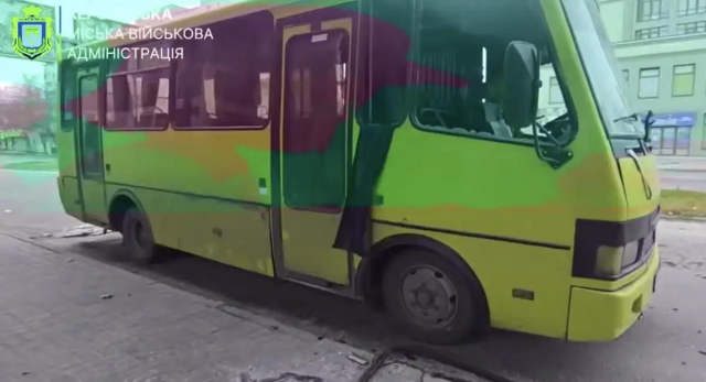 Вражеские дроны продолжают атаки на транспортные средства с людьми