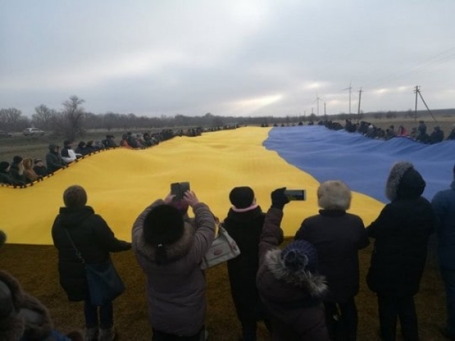 В честь 100-летия Соборности на границе с Крымом развернули украинский флаг