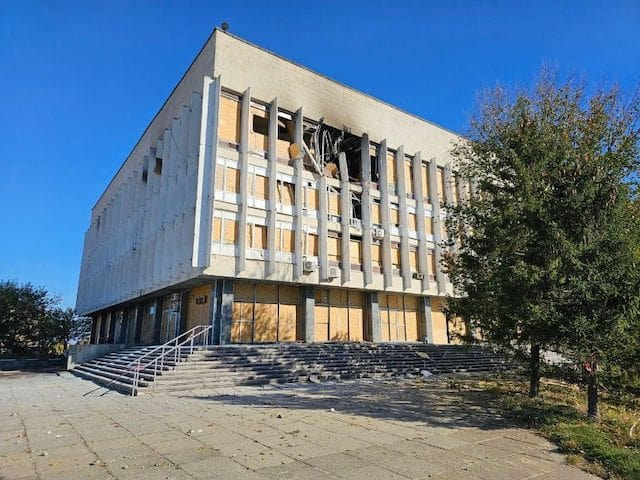 Россияне обстреляли областную библиотеку и маршрутный автобус в Херсоне (фото)