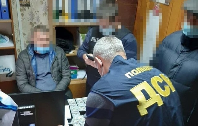 Чиновник управления налоговой службы задержан при получении взятки