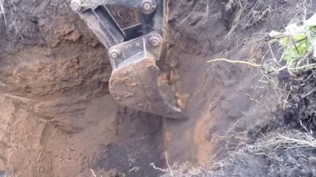 Во время земляных работ экскаватор повредил электрокабель