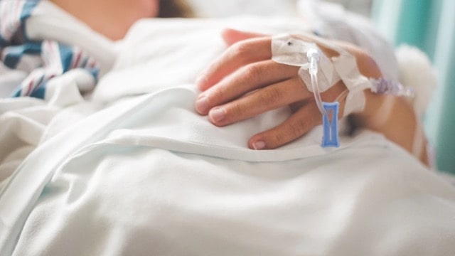17-летняя девушка после вражеского обстрела попала в больницу