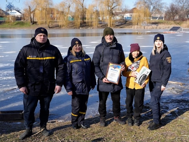 Переселенец из Херсона спас провалившуюся под лед девушку