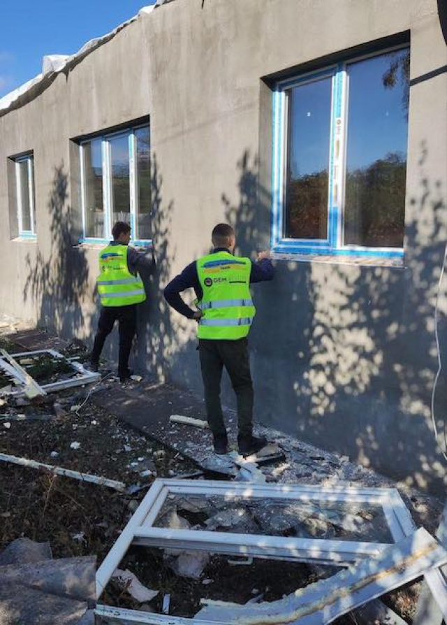 В домах Крещеновки взамен выбитых окон вставляют новые