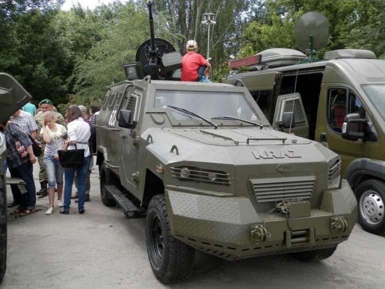 Молодым ребятам в Херсоне показали военную технику и рассказали о службе