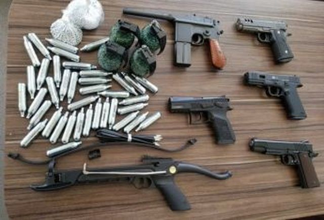 У группы хасидов в аэропорту Херсона обнаружили оружие