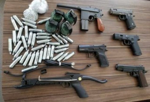 У группы хасидов в аэропорту Херсона обнаружили оружие