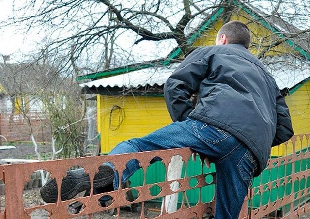 Вор-рецидивист, промышлявший на дачах Новой Каховки, получил срок