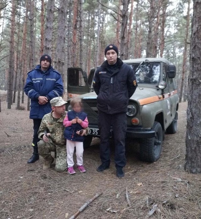 Спасатели нашли потерявшуюся в лесу девочку