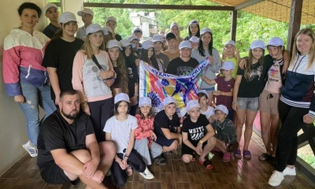 Дети четырех херсонских школ отправились на отдых в Черновцы