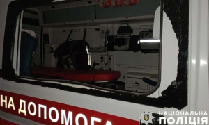 Вражеский беспилотник сбросил взрывчатку на машину скорой помощи