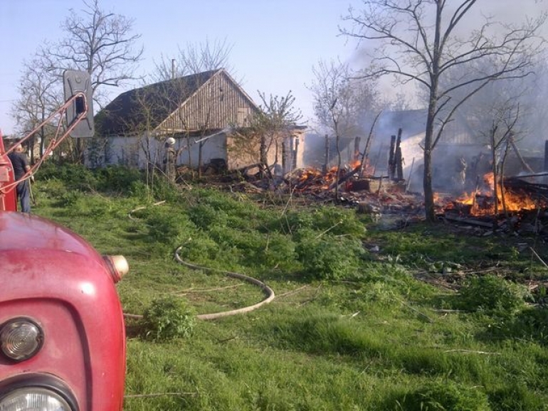Пожары на Херсонщине уничтожили хозпостройки во дворах