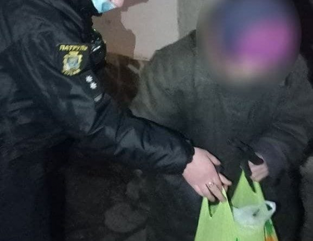 Неравнодушные прохожие и патрульные полицейские спасли пожилую женщину