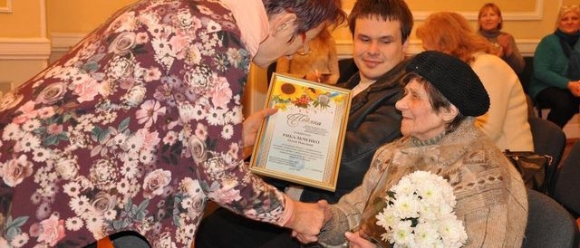Художница и поэтесса Елена Рыбальченко отметила 90-летний юбилей