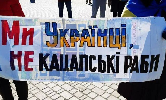 Жители Великих Копаней сорвали российский флаг с сельсовета