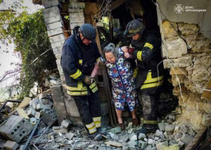Спасатели в Херсоне деблокировали женщину, оказавшуюся под завалами дома