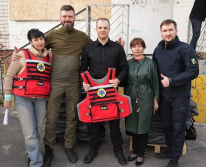 Львовский Оборонный Кластер передал херсонским медикам 131 бронежилет