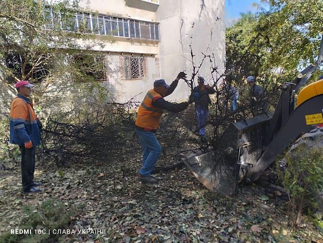 Несмотря на обстрелы, коммунальщики Херсона приводят город в порядок