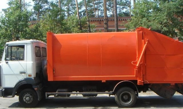 В Каховке мусоровоз наехал на бродягу, спавшего возле контейнера