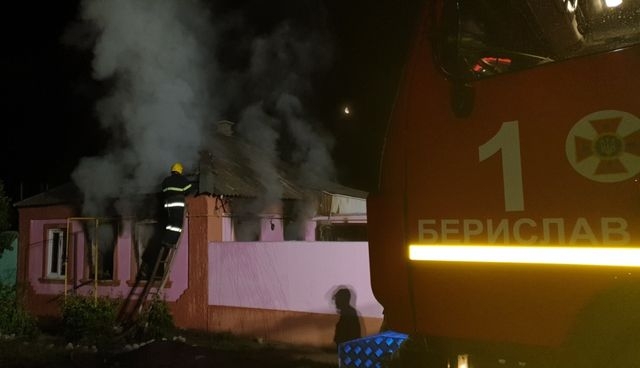В Бериславе почти 3 часа тушили пожар – возможен поджог