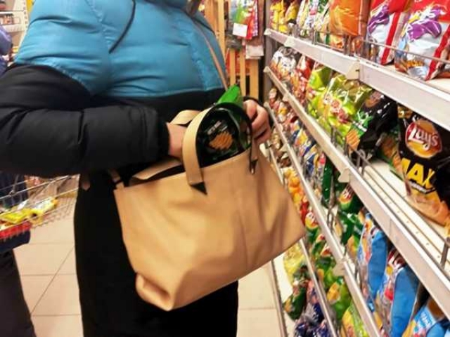 Жительница Херсона пыталась украсть в магазине алкоголь и продукты