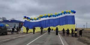 Вчера на КПВВ «Каланчак» в сторону Крыма запустили огромный украинский флаг