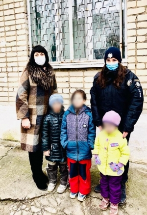 Полиция забрала троих маленьких детей у многодетной матери
