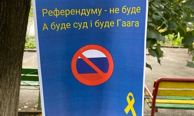 Накануне «референдума» Херсон украсили патриотическим листовками и символикой