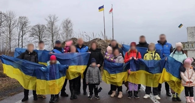 В Украину вернули четверых маленьких херсонцев