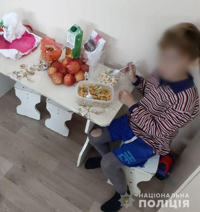 Полицейские проведали в больнице мальчика, которого нашли на улице ночью