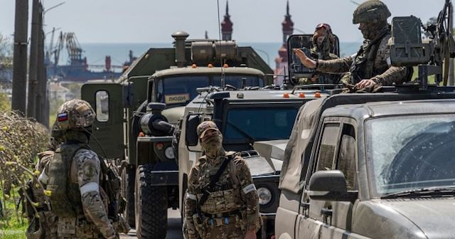 Россияне отодвигаются к Приазовью, но еще не бегут – военный эксперт