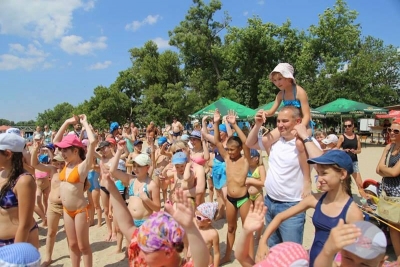 В Гидропарке учат плавать