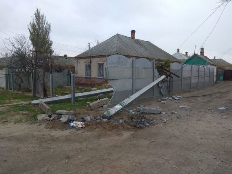 Водитель буса, совершив ДТП, ночью влетел в чужой двор
