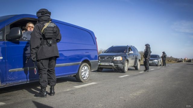 В поисках инфицированных коронавирусом в Херсоне устроили транспортный коллапс (видео)