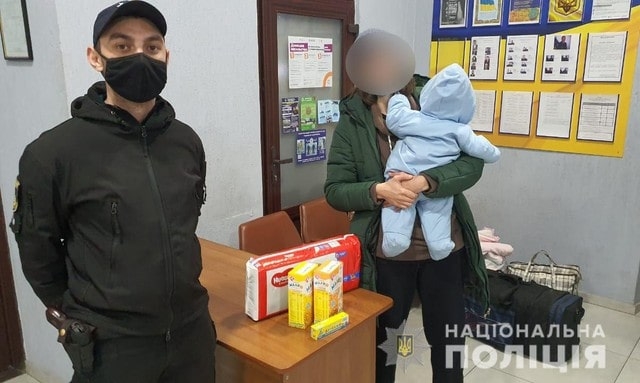 36-летнюю мать с грудным ребенком выгнали из дома - сотрудники полиции оказали помощь