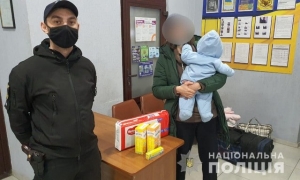36-летнюю мать с грудным ребенком выгнали из дома - сотрудники полиции оказали помощь