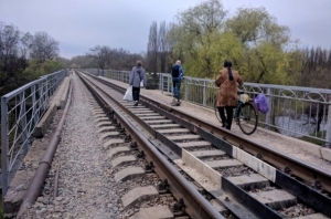 На железнодорожном мосту в Таврийске едва не погиб пешеход