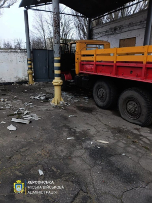 Оккупанты атаковали коммунальное предприятие и повредили транспортные средства