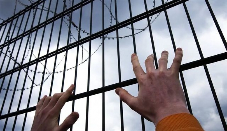 Из СИЗО сбежали двое мужчин, арестованных за грабежи